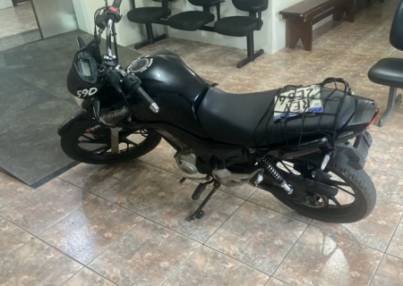 Após empinar moto, longa perseguição, batida em veículo parado e oficina, adolescente é apreendido por direção perigosa em Nova Andradina