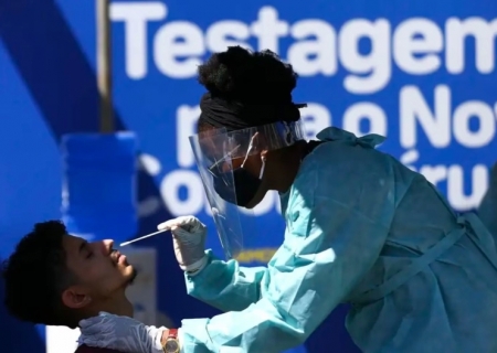 Covid-19 completa cinco anos no Brasil; doença terminou 2024 com casos e mortes em alta