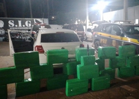 Carro furtado em Goiás é apreendido com mais de 300 kg de maconha em Maracaju
