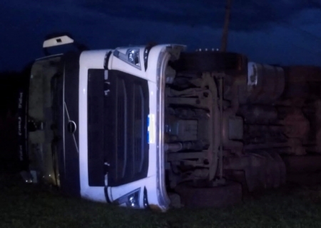 Carreta tomba na MS-134 entre Nova Andradina e Batayporã