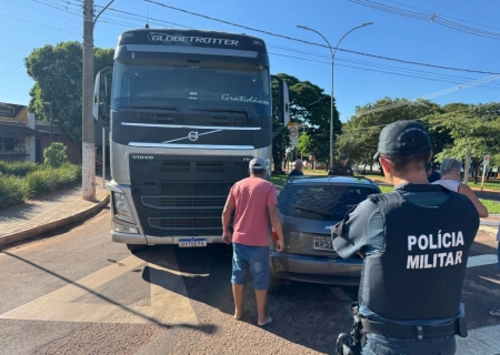 “Ponto cego” faz com que motorista de carreta arraste carro em Nova Andradina