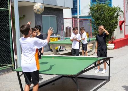 Governo regulamenta lei que restringe uso de celular na escola