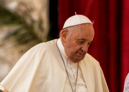 Após crise respiratória, Papa Francisco recebe transfusão de sangue