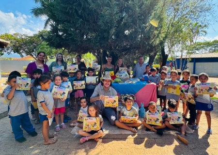 Batayporã: estudantes da Rede Municipal recebem novas apostilas