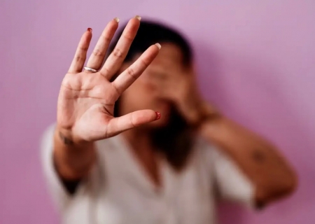 Nove em cada dez agressões contra mulher foram presenciadas por alguém