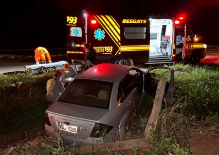 Condutor perde controle do carro, sai da pista e cai em valeta entre Batayporã e Nova Andradina