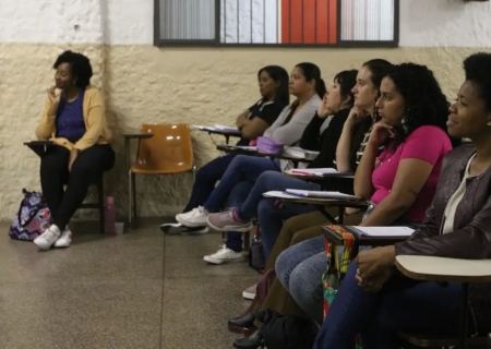 Rede de cursinhos populares dá bolsa de R$ 200 a estudantes