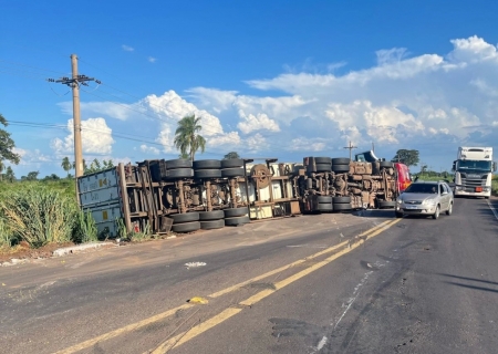 Motorista fica ferida em tombamento de carreta na MS-276 região de Batayporã