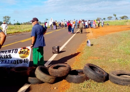 Protesto sobre abertura de assentamento rural fecha rodovia MS-395 entre Anaurilândia e Bataguassu