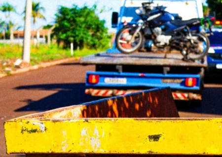 Motociclista morre ao colidir em caçamba de entulho na Capital