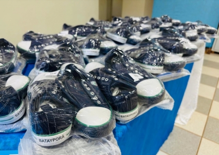 Batayporã distribui tênis nos kits de uniformes da Rede Municipal de Ensino