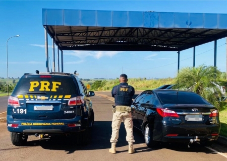 Homem abandona carro furtado durante fuga da PRF em Eldorado