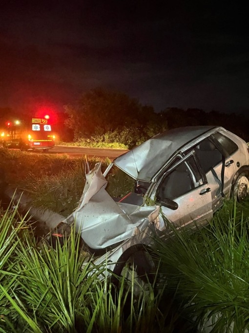 Motorista perde controle da direção, sai da pista e cai em vala do canteiro central da MS-134 entre Nova Andradina e Batayporã