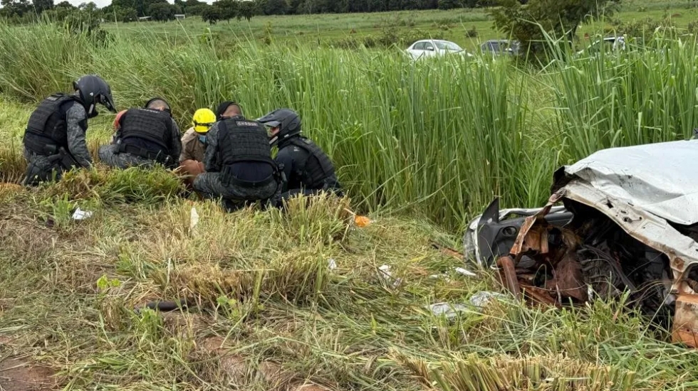 Criança morre em acidente entre carro e caminhão na BR-267