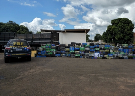 Polícia Rodoviária Rederal apreende 4,5 toneladas de maconha e um fuzil em Três Lagoas