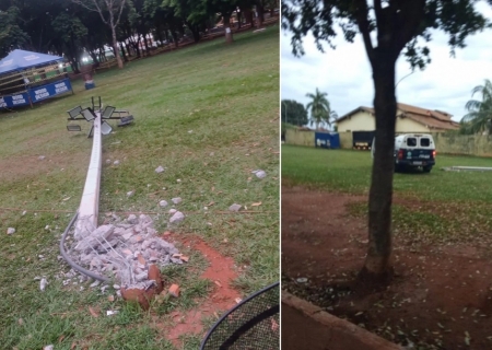 Viatura da Polícia Militar bate em poste durante perseguição em Angélica