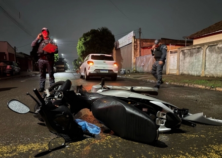 Batida entre carro e motoneta deixa mulher ferida em Nova Andradina