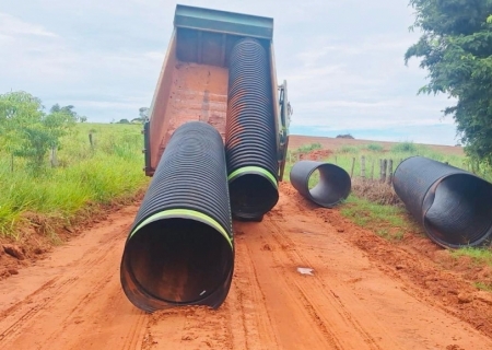 Prefeitura substitui ponte de madeira por aterro com tubos de polietileno na região dos Pinheiros