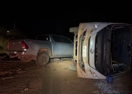 Micro-ônibus tomba após colisão com caminhonete com placas de Anaurilândia na MS-478