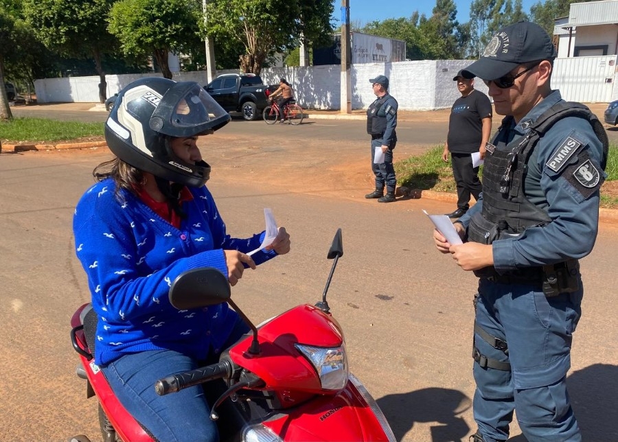 Maio Amarelo: blitz em área escolar de Batayporã busca conscientizar condutores e ciclistas