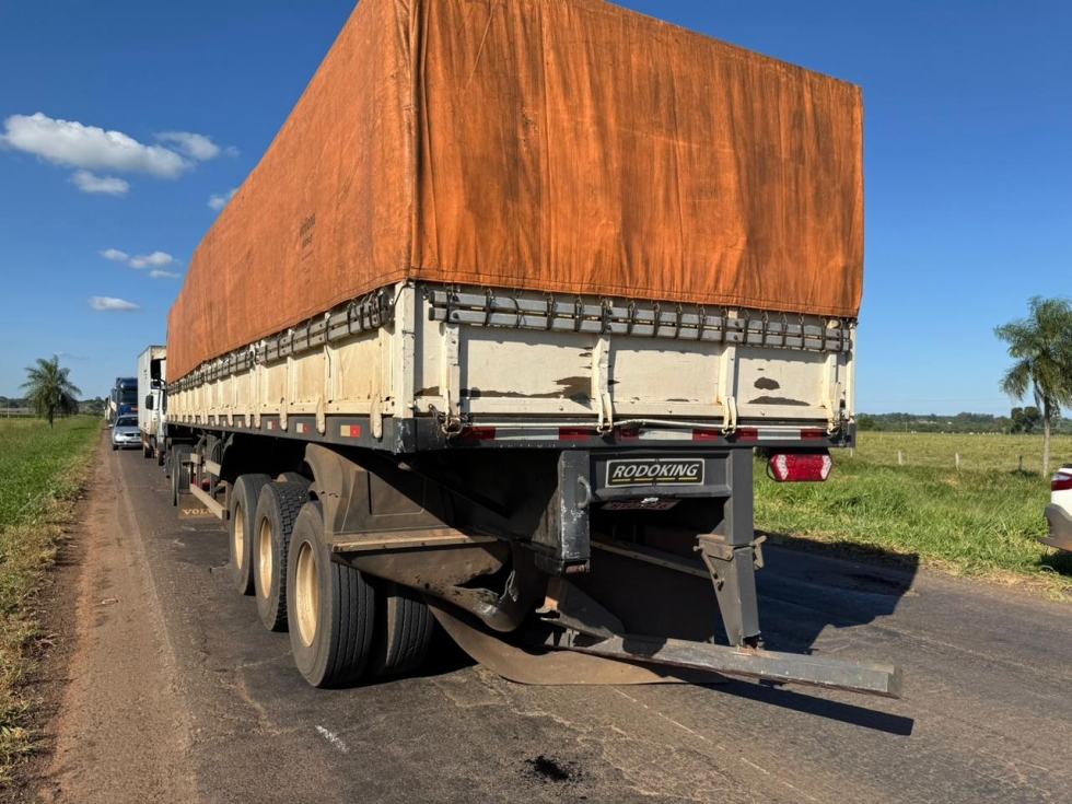 Caminhoneiro fica ferido em colisão na BR-376 em Nova Andradina