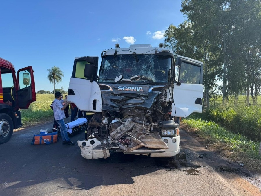 Caminhoneiro fica ferido em colisão na BR-376 em Nova Andradina