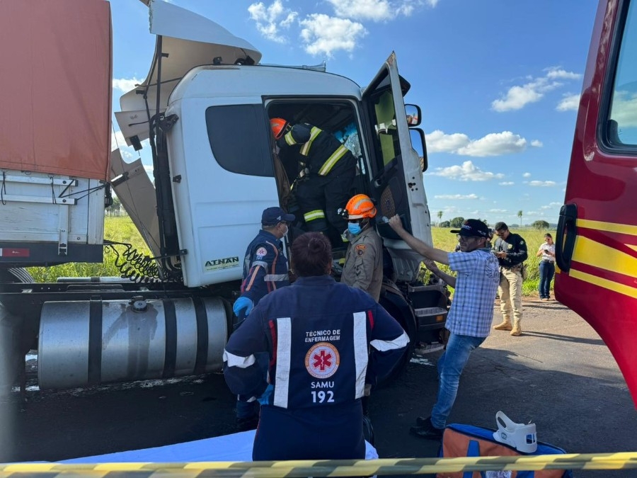 Caminhoneiro fica ferido em colisão na BR-376 em Nova Andradina