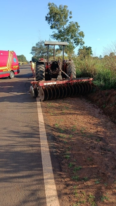 Colisão entre moto e máquina agrícola deixa um ferido na MS-141 em Ivinhema