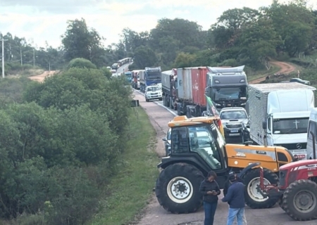 Produtores do RS bloqueiam estradas em protesto pela renegociação de dívidas