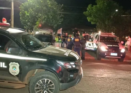 Mulher mata homem com facada no peito durante discussão em praça