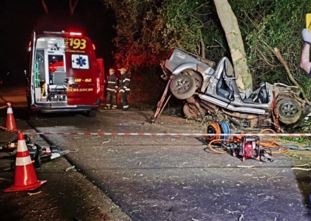 Caminhonete bate em árvore, mata pai e filho e criança de 5 anos é levada para HV em estado grave em Dourados