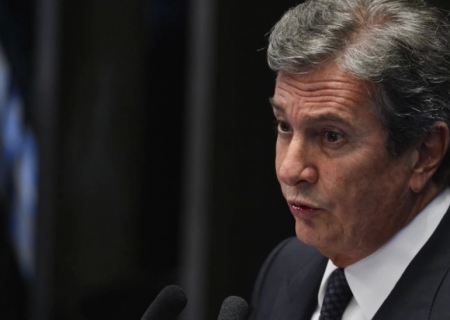 Moraes determina suspensão de passaporte diplomático de Collor e o proíbe de deixar o país