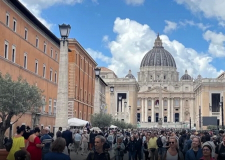 Vaticano registra fumaça branca; novo papa é eleito