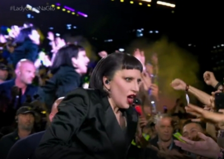 Em Copacabana, Lady Gaga toca guitarra, bateria e piano durante show