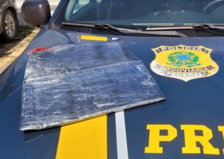 PRF apreende 2,4 kg de cocaína escondidos em fundo falso de bagagem em Corumbá