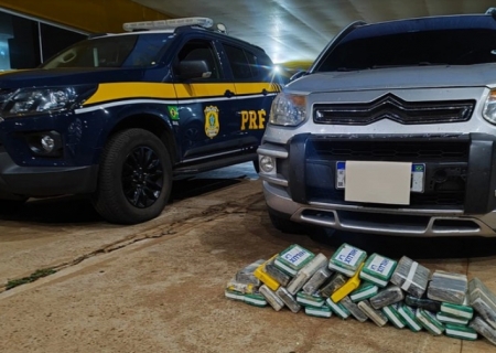 Mulher é flagrada pela PRF transportando cocaína em painel de carro em MS