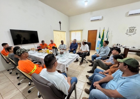 Trabalhadores de Batayporã celebram Dia do Gari durante café com o prefeito