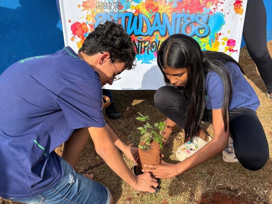 Alunos da Escola Braz realizam plantio de ipês em ação da Semana do Meio Ambiente