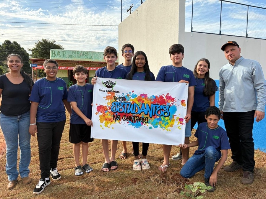 Alunos da Escola Braz realizam plantio de ipês em ação da Semana do Meio Ambiente