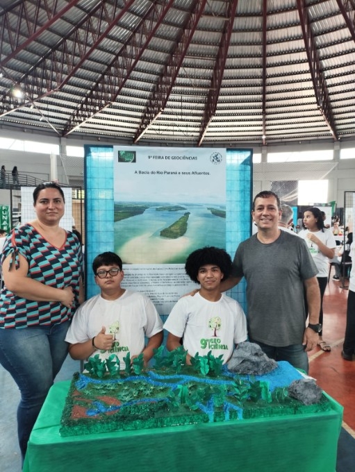 Escola Municipal Luiz Cláudio Josué brilha na 9ª edição da GeoCiências com projetos inovadores e engajamento estudantil