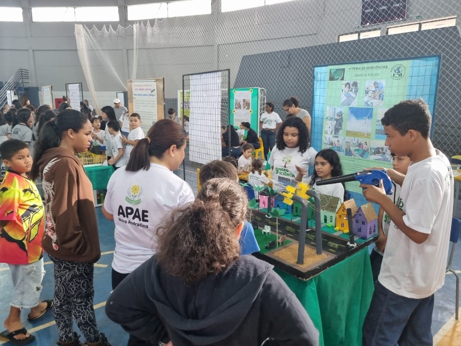 Escola Municipal Luiz Cláudio Josué brilha na 9ª edição da GeoCiências com projetos inovadores e engajamento estudantil