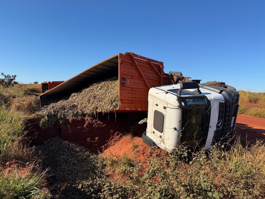 Carreta canavieira tomba na MS-473 em Nova Andradina