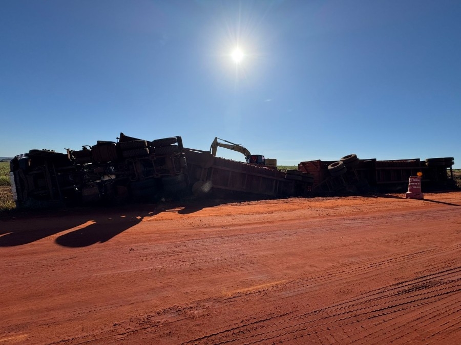 Carreta canavieira tomba na MS-473 em Nova Andradina
