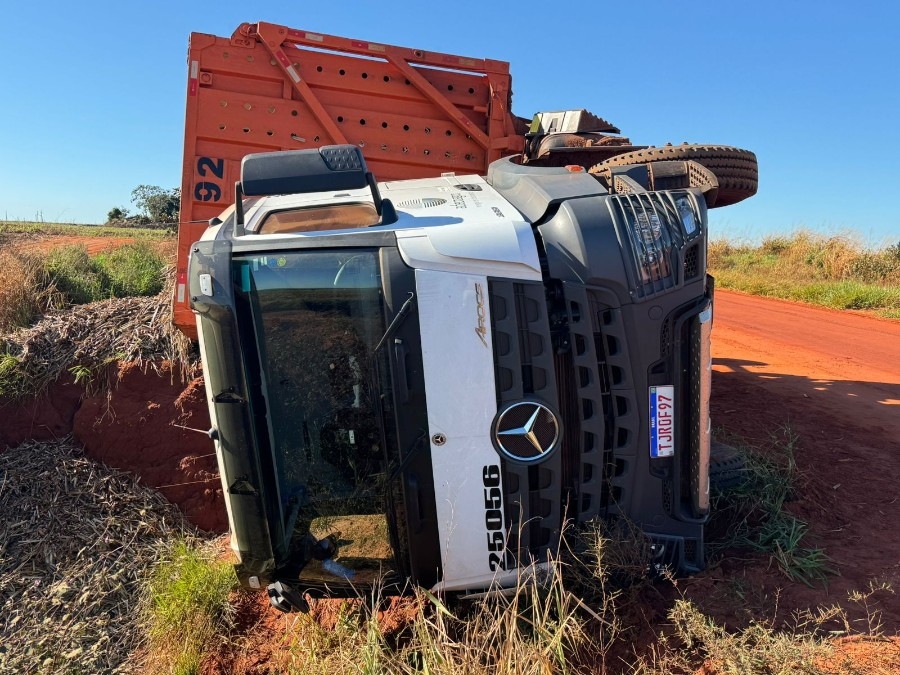 Carreta canavieira tomba na MS-473 em Nova Andradina
