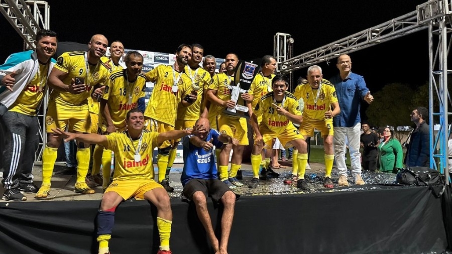 Vitória do Alex Bebidas encerra Campeonato de Futebol Society para Veteranos em Batayporã