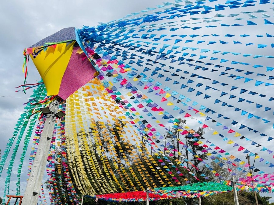 Cidade do Sereno: cenografia de festa em Batayporã inclui até casinha de barro