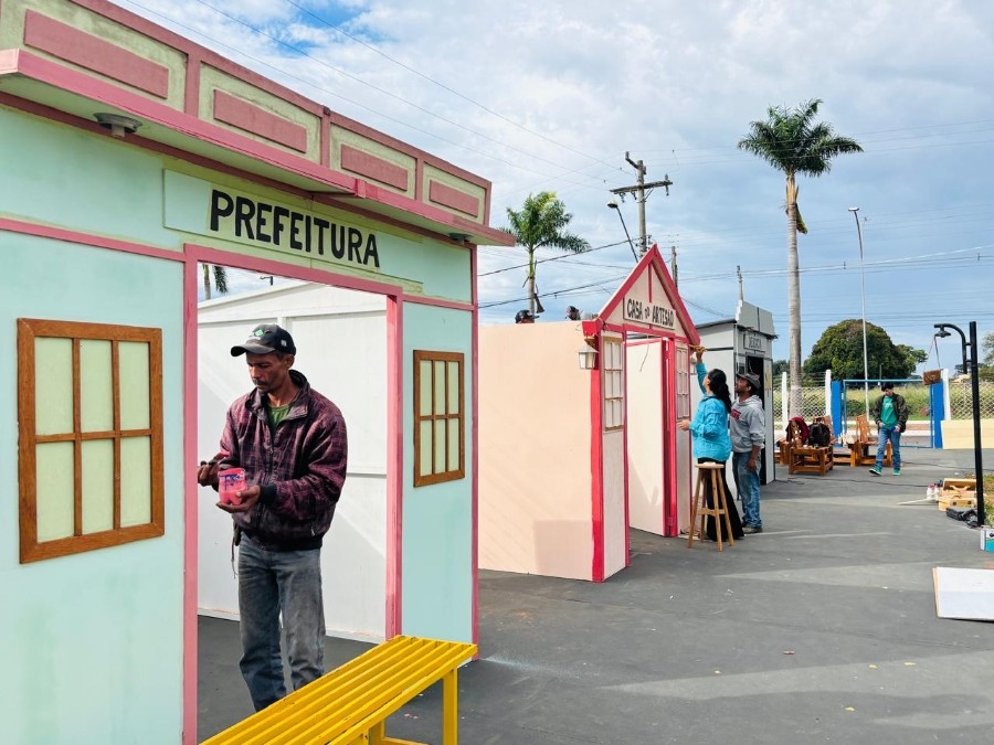Cidade do Sereno: cenografia de festa em Batayporã inclui até casinha de barro