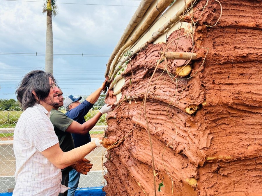 Cidade do Sereno: cenografia de festa em Batayporã inclui até casinha de barro
