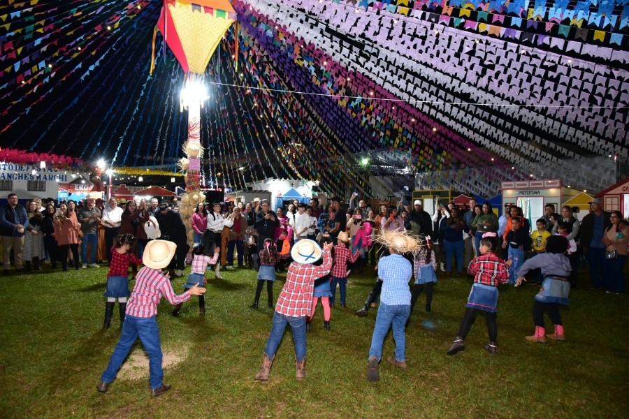 Tradição e vibração: quadrilhas e sertanejo de Clayton e Romário agitam a abertura da Festa do Sereno