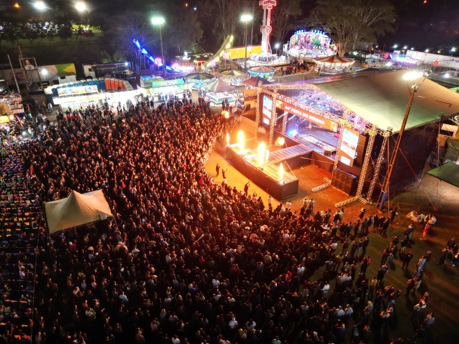 Tradição e vibração: quadrilhas e sertanejo de Clayton e Romário agitam a abertura da Festa do Sereno